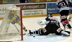 Der Davoser Josef Marha (links) scheitert an EVZ Goalie Markkanen (mitte). (Bild: Keystone/Sigi Tischler)
