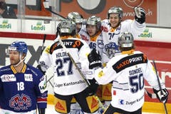 Der Zuger Lino Martschini (Nr. 46))feiert sein Tor mit Josh Holden (v.l.), Fabian Schnyder, Johan Morant und Daniel Sondell. (Bild: Keystone / Thomas Hodel)