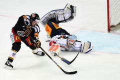Lugano-Spieler Alessio Bertaggia hat quasi das leere Tor vor sich, doch Zug-Torhüter Tobias Stephan rettet mit dem Stock mirakulös. (Bild: Samuel Golay / Keystone)