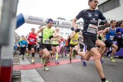 Die Läuferinnen und Läufer sind unterwegs (Bild: Manuela Jans-Koch/LZ)