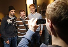 Die beiden EVZ-Torhüter Sandro Zurkirchen und Jussi Markkanen (rechts) mit Fan Manuel Bahner. (Bild: Stefan Kaiser / Neue ZZ)
