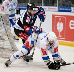 Der Zürcher Dan Fritsche, links, und der Zuger Robbie Earl, rechts, kämpfen um den Puck. (Bild: Keystone)