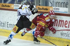 Langnaus Kyle Wilson (rechts) kämpft um den Puck gegen Zugs Johan Morant. (Bild: Keystone / Marcel Bieri)