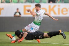 Roman Buess versucht sich gegen den Thuner Torhüter Guillaume Faivre zu behaupten. (Bild: Urs Bucher)