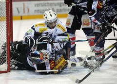 Roman Schlagenhauf gegen Sandro Zurkirchen. (Bild: Keystone)