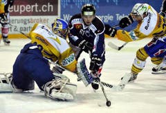 Zugs Corsin Casutt (mitte) scheitert an Leonardo Genoni. (Bild: Keystone/Sigi Tischler)