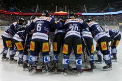 Die Spieler des EV Zug vor dem Eishockey-Meisterschaftsspiel. Da war die Welt noch in Ordnung. (Bild: Keystone/ Alexandra Wey)