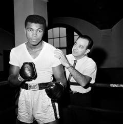Muhammad Ali 1962 mit seinem Trainer Angelo Dundee im City Parks Gym in New York. (Bild: Keystone)