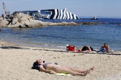 Eine Touristin sonnt sich vor Giglio (Bild: Keystone / EPA)