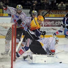 Damien Brunner (Mitte) scheitert am Biel-Torhüter Reto Berra. (Bild: Keystone)