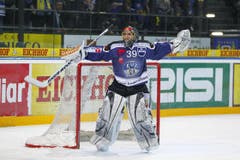 Goalie Sandro Zurkirchen ist mit dem Entscheid eines Schiedsrichters nicht einverstanden. (Bild: Stefan Kaiser/Neue ZZ)