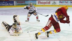 Mit vereinten Kräften können Jussi Markkanen (links) und Samuel Erni den Langnauer Simon Moser stoppen. (Bild: Keystone)