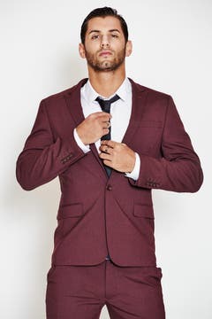 Der sexy Banker Marcello ist 25 Jahre alt und lebt in Zürich. Seine grosses Hobby ist der Sport, so geht er fast täglich joggen oder ins Fitness-Center. Dem italienischen Schönling ist seine Familie heilig und als Einzelkämpfer ist ihm keine Challenge zu gross. Luxus spielt im Leben des Gigolos eine gewisse Rolle, weshalb er sich auch gerne mal etwas Extravagantes leistet. Kann der Italo-Romantiker die Bachelorette mit seinem Temperament verführen? (Bild: PD)
