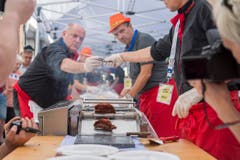 Weltrekordversuch, mit dem Ziel eines Eintrags im Guinessbuch der Rekorde: In Altstätten wird das längste Cordon bleu gemacht (Bild: Urs Bucher)