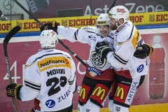 Die Lugano Spieler Giovanni Morini, Alessio Bertaggia und Julien Vauclair (von links) feiern das zweite Tor. (Bild: Keystone / Alexandra Wey)