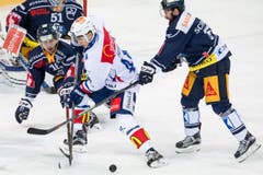 Die Zuger Raphael Diaz, links, und Fabian Schnyder, rechts, im Spiel gegen den Zürcher Pius Suter. (Bild: Alexandra Wey/Keystone)