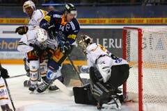 Zuger Stürmer Nicolas Thibaudeau, Zweiter rechts, beim Spiel in Zug. (Bild: Keystone/Alexandra Wey)