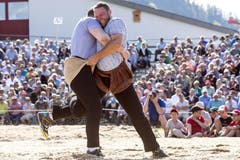Andreas Ulrich (rechts) steht im Schlussgang gegen Christian Schuler und gewinnt den Gang nach gut acht Minuten. (Bild: Keystone / Alexandra Wey)