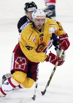 Joel Perrault von den SCL Tigers, verfolgt von Zugs Esa Pirnes. (Bild: Keystone)
