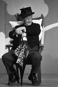 Walter Roderer in seiner Glanzrolle, der Bauernkomödie «Der verkaufte Grossvater», am 5. November 1991 in Chur. Das Stück brachte es auf 749 Aufführungen. (Bild: Keystone / W. Bieri)