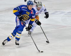 Zugs Fabian Schnyder verfolgt Tyler Redenbach vom HC Davos (links). (Bild: Keystone)