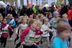 Die kleinen Sportlerinnen und Sportler wetteifern um den Sieg. Bilder von vielleicht ersten Wettkampffieber des Lebens. (Bild: Dominik Wunderli/LZ)