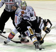 Zugs Esa Pirnes (oben) gegen Kevin Romy. (Bild: Keystone/Karl Mathis)