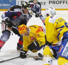 Zugs Patrick Oppliger (links) versucht, gegen Davos' Reto von Arx und Peter Guggisberg die Scheibe zu erobern. (Bild: Stefan Kaiser/Neue ZZ)