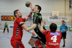 Der Krienser Handballer Tobias Baumgartner wird von Martin Pracher (links) und Manuel Reber zurückgehalten. (Bild: Boris Bürgisser / Neue LZ)