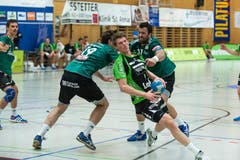 Krienser Ron Delhess kann von den Thunern Stefan Huwyler und Georgis Chalkidis nicht gestoppt werden. (Bild: Roger Grütter / Neue LZ)