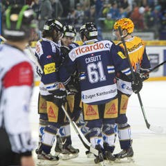 Reto Suri, rechts, und seine Mitspieler vom EV Zug jubeln. (Bild: Keystone)