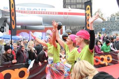 Einige der 10'000 Siegerinnen und Sieger beim Zieleinlauf. (Bild: Ramona Geiger/ Claude Hagen/LZ)