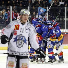 Jubel bei den Zürcher zum 2:0. Enttäuschung bei Esa Pirnes. (Bild: Keystone)