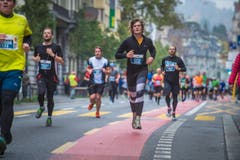 Die Läuferinnen und Läufer sind unterwegs (Bild: Boris Bürgisser/LZ)