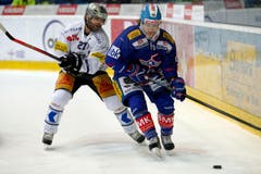 EV Zug Stuermer Josh Holden, links, gegen Kloten Flyers Stuermer Steve Kellenberger waehrend dem Eishockey-Meisterschaftsspiel der National League A zwischen den Kloten Flyers und dem EV Zug am Freitag, 31. Oktober 2014, in der Kolping Arena in Kloten. (KEYSTONE/Patrick B. Kraemer) (Bild: PATRICK B. KRAEMER)