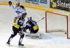 Der Zuger Dominic Lammer feiert das Tor von Robert Schremp zum 2:1 für Zug. (Bild: Keystone)