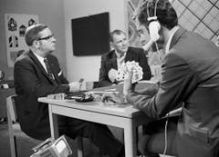 Kurt Felix (rechts), Moderator «Stöck-Wys-Stich», mit Hansjakob Bertschinger vom Fernseh-Jass-Team und Jassschiedsrichter Göpf Egg im Jahr 1968. (Bild: SRF)