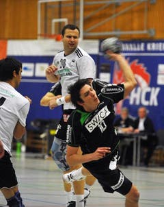 Nicolas Raemy beim Angriff aufs Tor. (Bild: Corinne Glanzmann / Neue LZ)