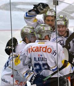Die Zuger mit dem Torschuetzen Alessio Bertaggia, Santeri Alatalo (Assistant) und Nolan Diem (von links) jubeln nach ihrem Treffer zur 0:1 Führung. (Bild: Keystone / Juergen Staiger)