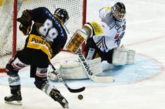Zugs Jussi Markkanen hat im Tor alle Hände voll zu tun, hier gegen Berns Pascal Berger. (Bild: Keystone)