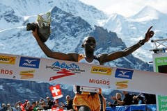 Gikuni Geoffrey Ndungu (KEN) läuft als Sieger des 21. Jungfrau Marathon in einer Zeit von 02:50:28,4 ins Ziel bei der Kleinen Scheidegg. (Bild: Swiss Image / Andy Mettler)