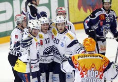 Ambri Spieler feiern ein Tor.