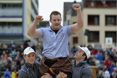 Christian Schuler feiert seinen Sieg gegen Peter Imfeld im Schlussgang beim Zuger Kantonalen Schwingfest. (Bild: Keystone)