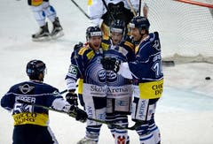 Ambris Alexandre Giroux, (rechts) und Mikko Maeenpää (links) freuen sich über das 3:2 Schlussresultat durch Cory Emmerton (mitte). (Bild: Keystone / Samuel Golay)