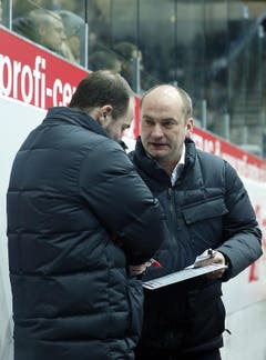 Der Klotener Cheftrainer Tomas Tamfal bespricht sich mit seinem Assistenztrainer Frederic Rothen.
