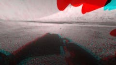 So sieht es vor dem Rover aus – in 3D. Hier ist der Mount Sharp ebenfalls zu erkennen, auch wenn er von einem Bestandteil der Bohrvorrichtung verdeckt wird. (Bild: Nasa / JPL-Caltech)
