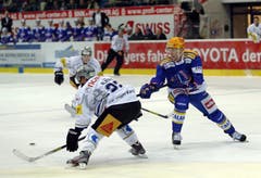 Zugs Santeri Alatalo (links) bremst den Puck vors Klotens Tommi Santala. (Bild: Keystone)