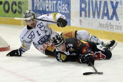 Voller Einsatz bis zum Umfallen: Der Berner Joel Vermin (rechts) im Duell mit dem Zuger Alessandro Chiesa. (Bild: Keystone / Peter Schneider)