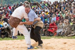 Benji von Ah, links, und Andreas Ulrich im 5. Gang beim 94. Schwyzer Kantonalen Schwing- und Älplerfest am Sonntag. (Bild: Alexandra Wey / Keystone)