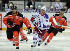 Die Zuger Andy Wozniewski (links) und Glen Metropolit (rechts) und der Ranger Brad Richards. (Bild: Keystone)